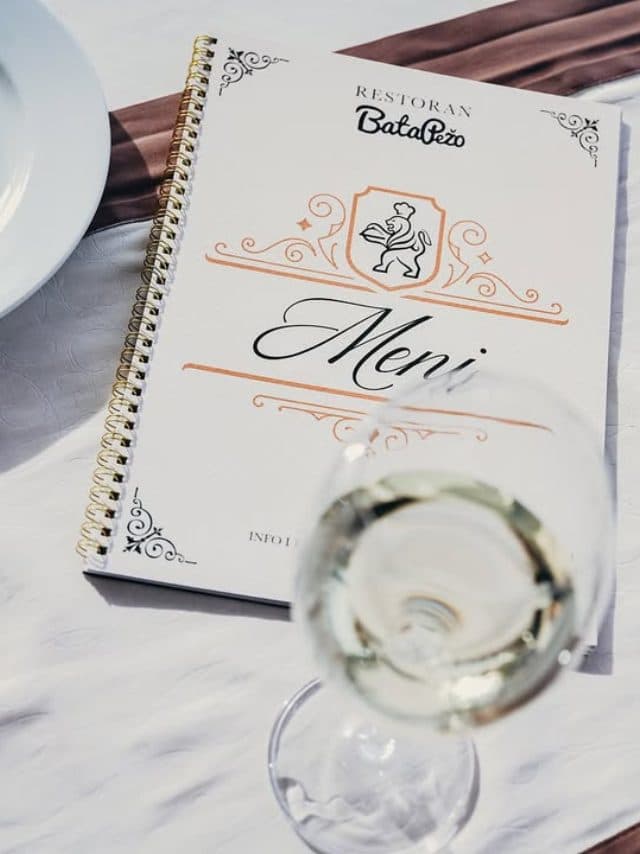 Meni restorana Bata Pežo na stolu, uz čašu belog vina