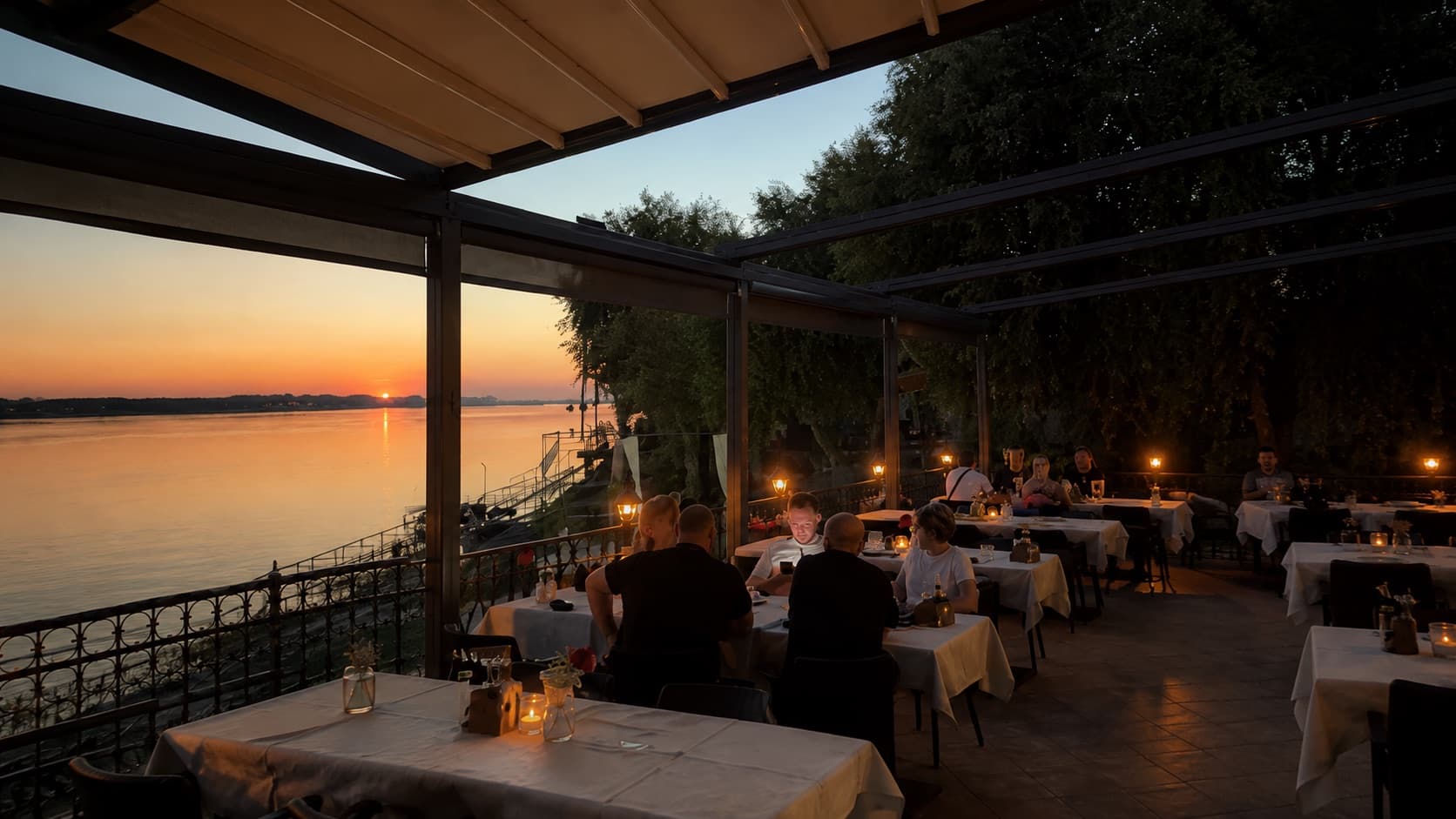 Terasa restorana Bata Pežo nad Dunavom u zalazak sunca